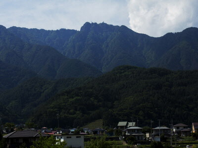 西桂町から見た、三ツ峠山の写真