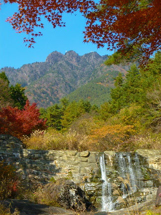神鈴の滝遊歩道から見た三ッ峠山の画像